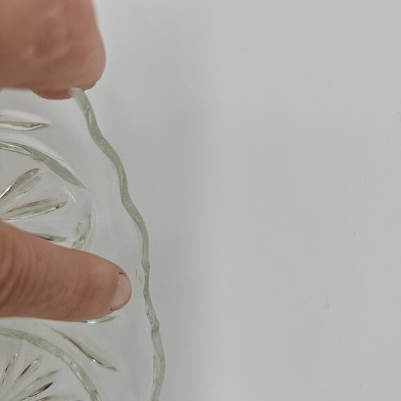 VINTAGE GLASS BOWLS - Picture 5 of 9